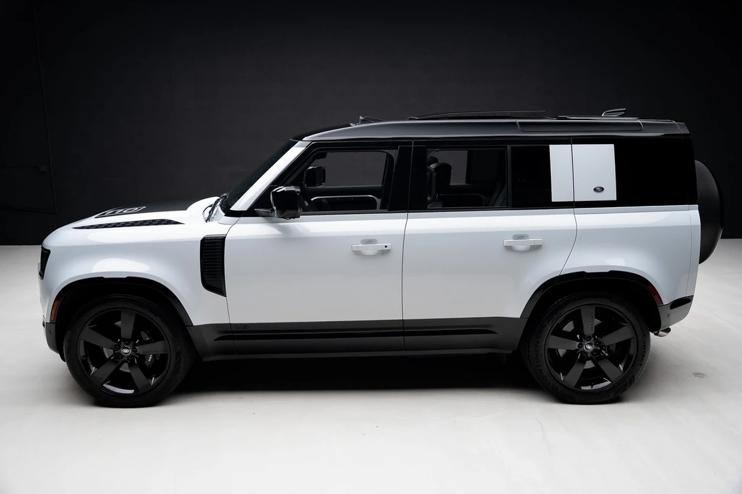 2023 Land Rover Defender V8 - Image 17 of 31