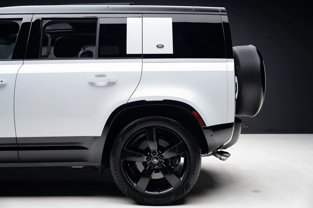2023 Land Rover Defender V8 - Image 21 of 31