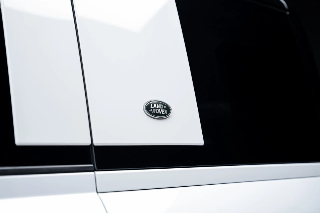 2023 Land Rover Defender V8 - Image 26 of 31