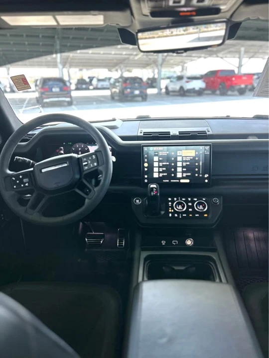 2023 Land Rover Defender V8 - Image 5 of 10