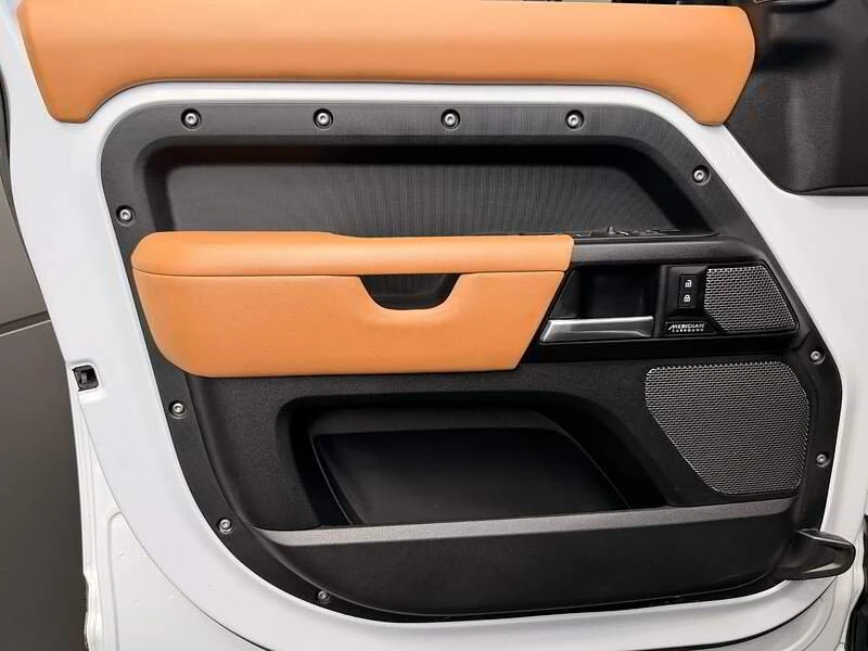 2023 Land Rover Defender V8 - Image 9 of 17