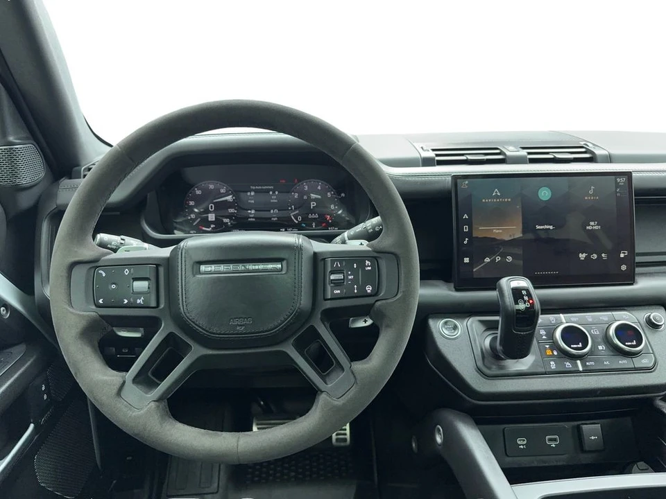 2023 Land Rover Defender V8 - Image 19 of 31