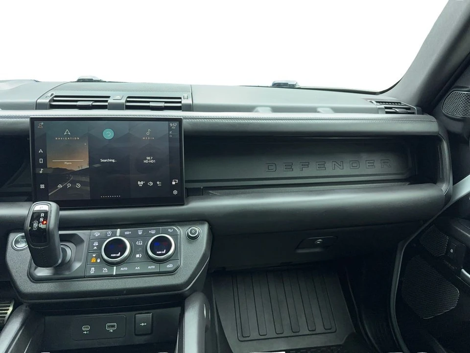 2023 Land Rover Defender V8 - Image 21 of 31