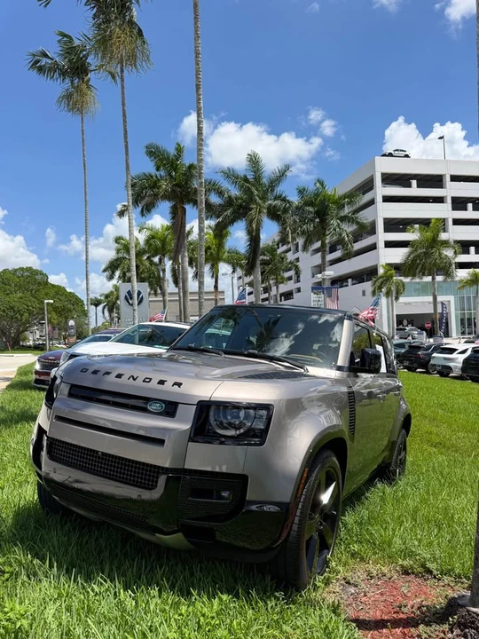 2023 Land Rover Defender V8 - Image 4 of 5