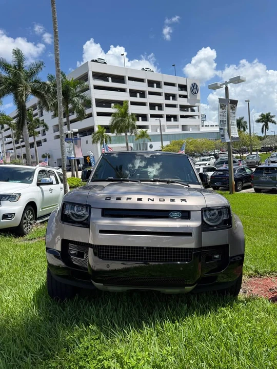 2023 Land Rover Defender V8 - Image 5 of 5
