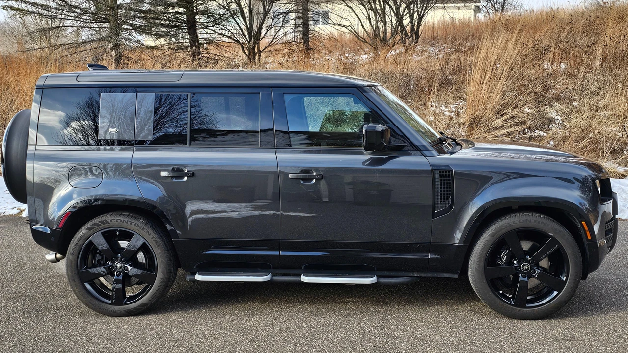 2023 Land Rover Defender L663 - Image 29 of 31