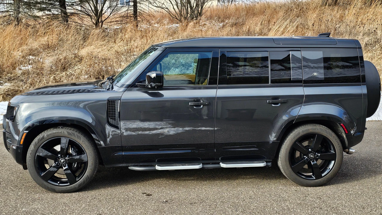 2023 Land Rover Defender L663 - Image 13 of 31