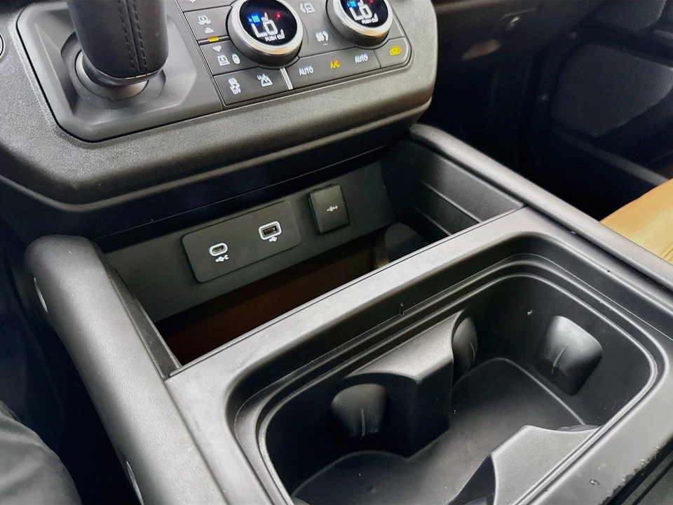 2023 Land Rover Defender V8 - Image 26 of 31