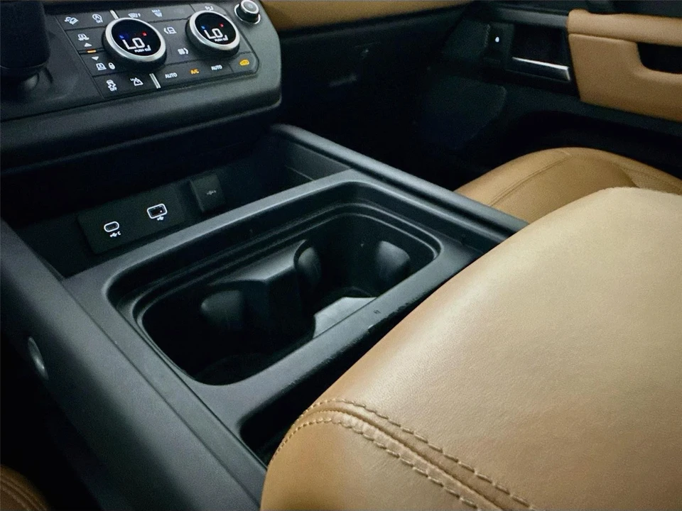 2023 Land Rover Defender V8 - Image 17 of 31