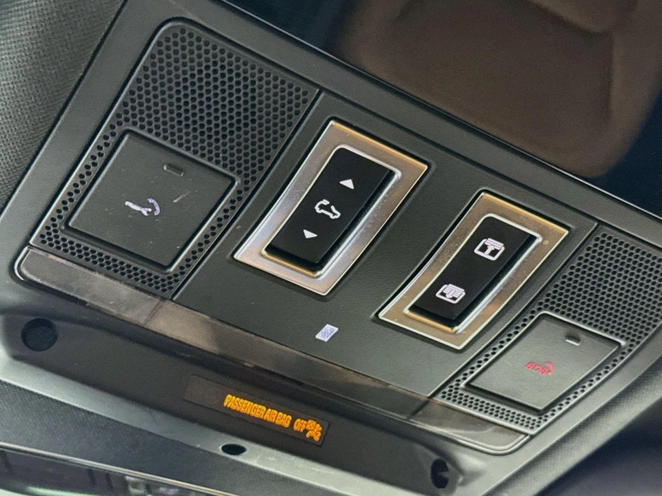 2023 Land Rover Defender V8 - Image 22 of 31