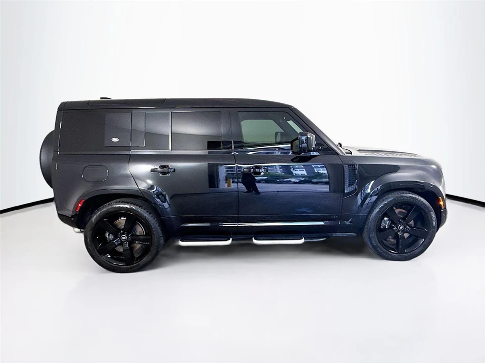 2023 Land Rover Defender V8 - Image 28 of 31
