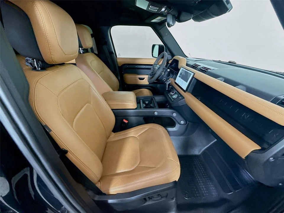 2023 Land Rover Defender V8 - Image 19 of 31