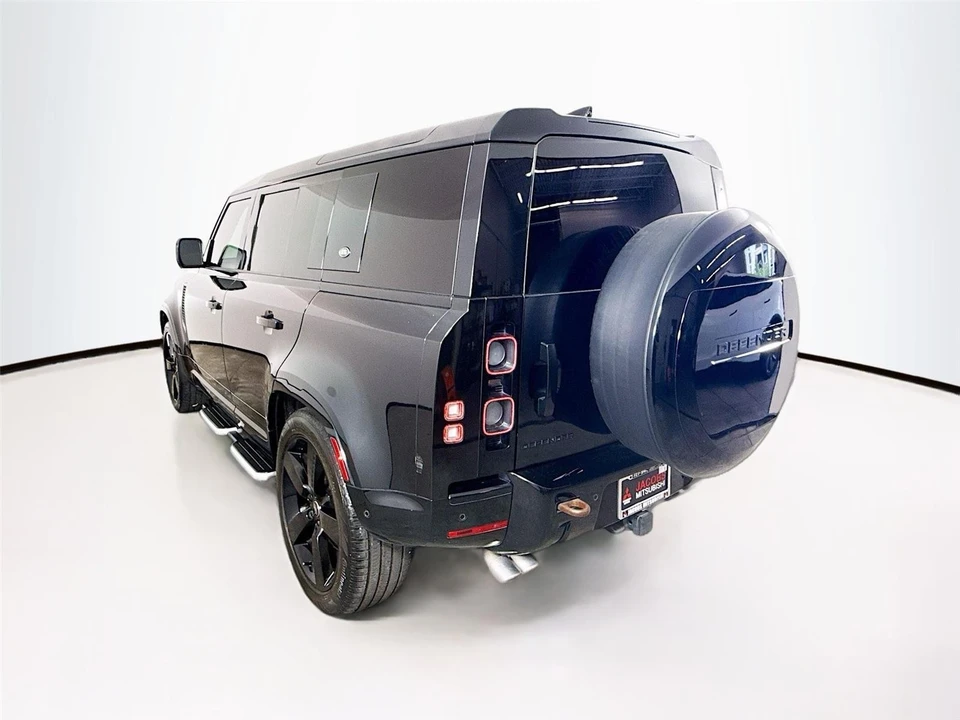 2023 Land Rover Defender V8 - Image 25 of 31
