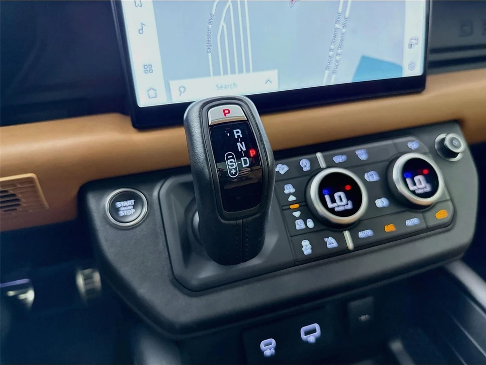 2023 Land Rover Defender V8 - Image 25 of 31