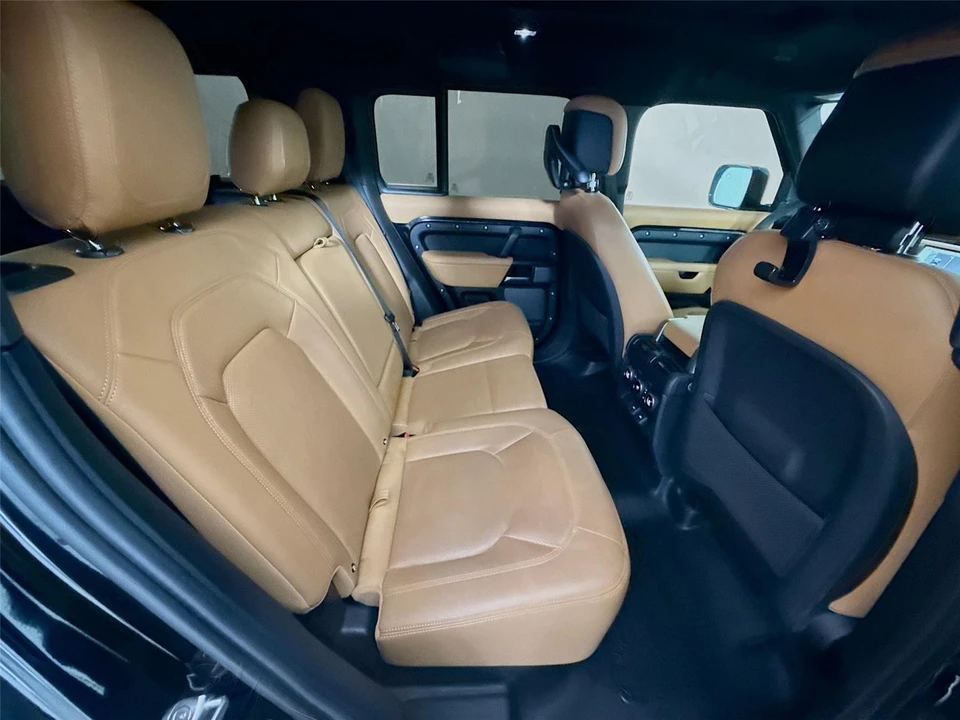 2023 Land Rover Defender V8 - Image 18 of 31
