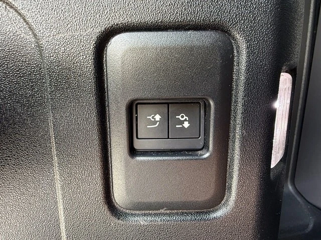 2023 Land Rover - Image 17 of 31