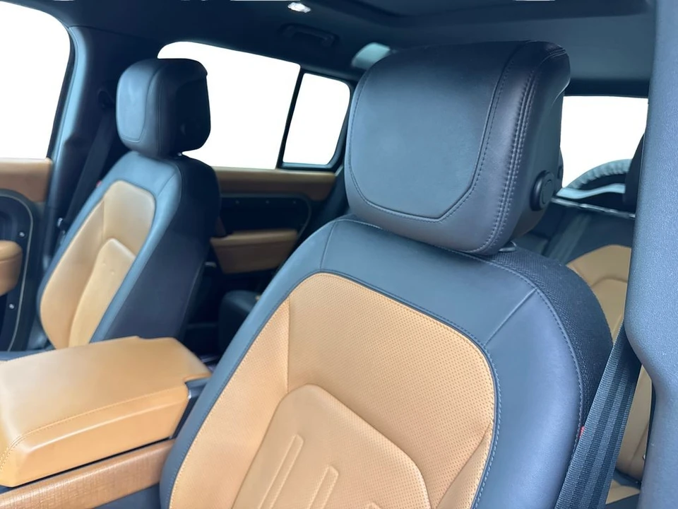 2023 Land Rover Defender L663 - Image 28 of 31