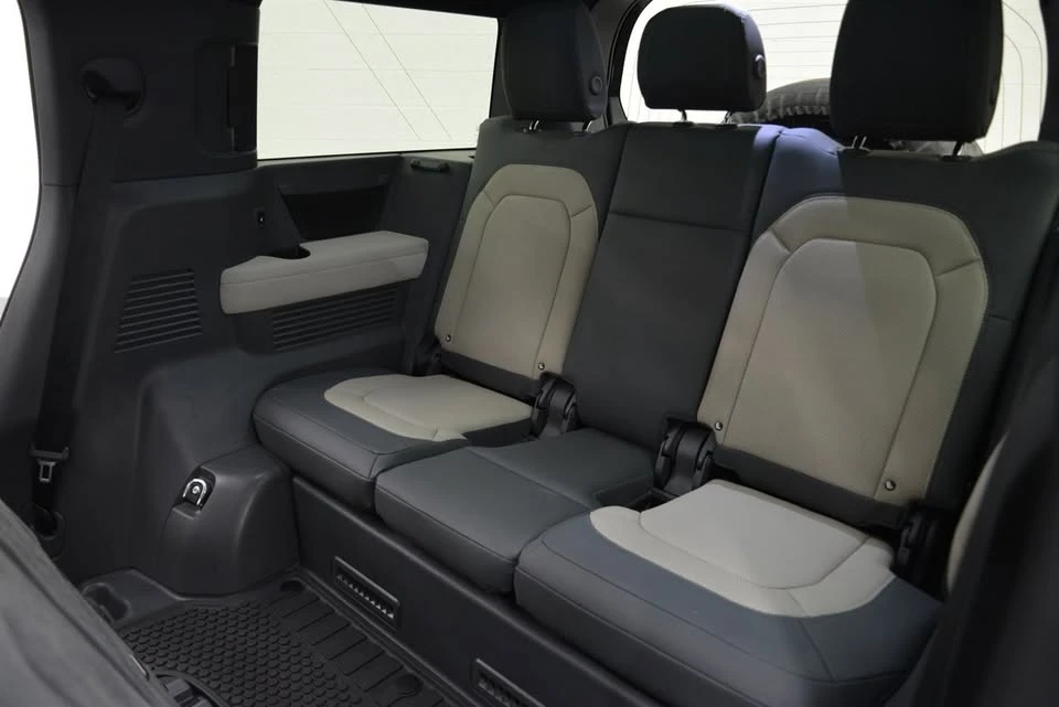 2023 Land Rover Defender L663 - Image 7 of 9
