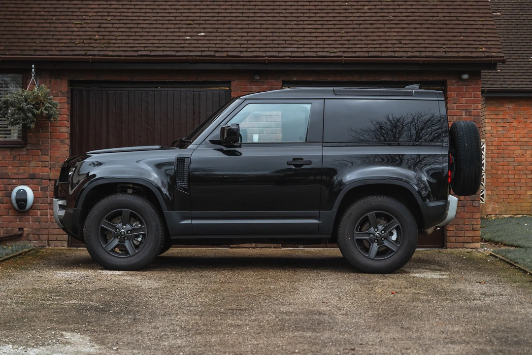 2023 Land Rover Defender 90 - Image 5 of 31
