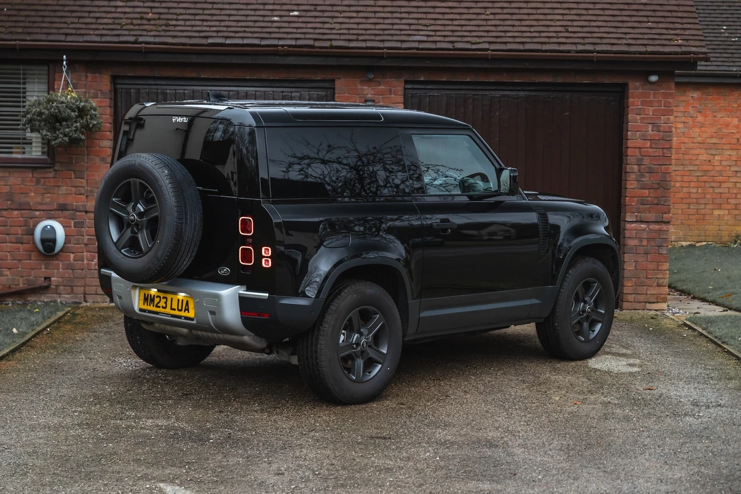 2023 Land Rover Defender 90 - Image 16 of 31