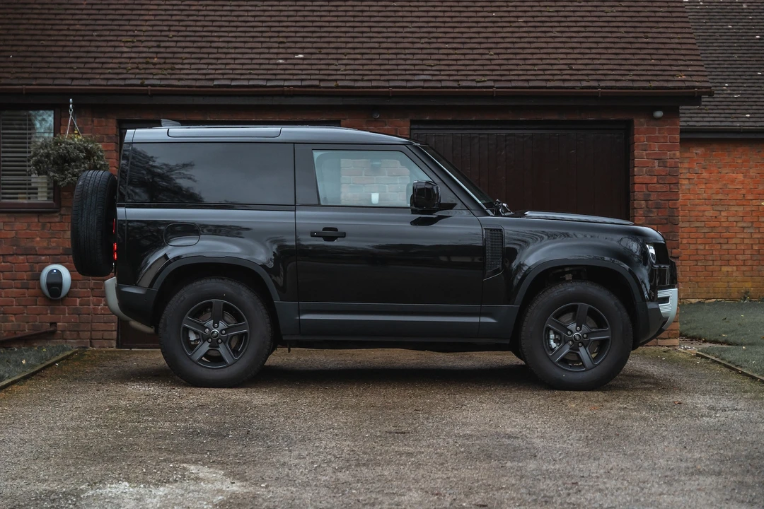2023 Land Rover Defender 90 - Image 17 of 31