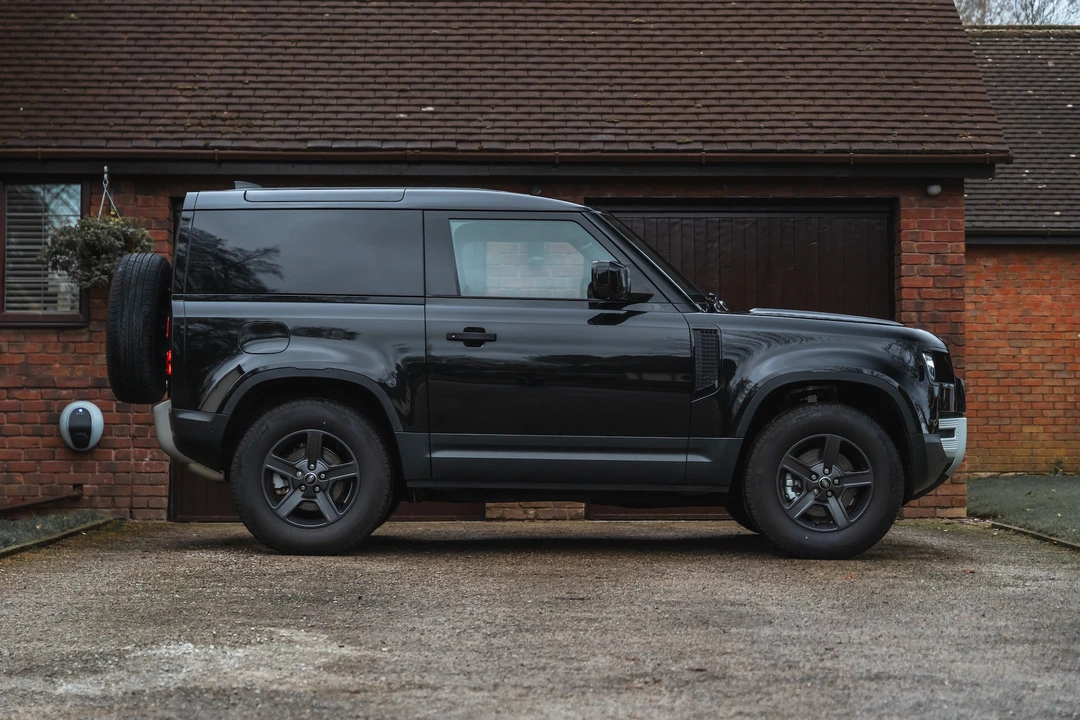 2023 Land Rover Defender 90 - Image 9 of 31