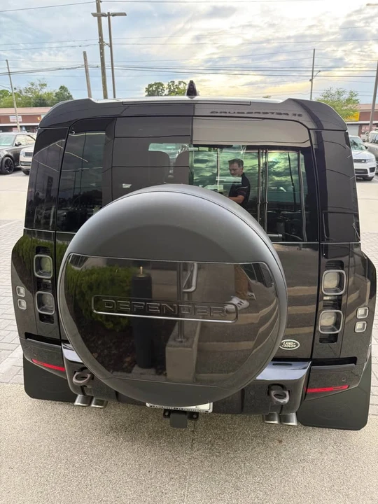 2023 Land Rover Defender V8 - Image 18 of 20