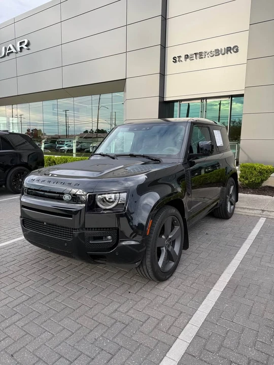2023 Land Rover Defender V8 - Image 5 of 20