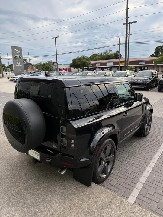 2023 Land Rover Defender V8 - Image 7 of 20
