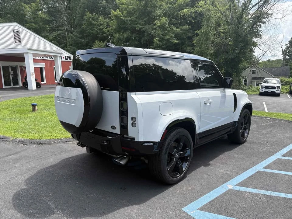 2023 Land Rover Defender V8 - Image 6 of 7