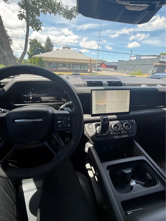 2023 Land Rover Defender V8 - Image 12 of 15