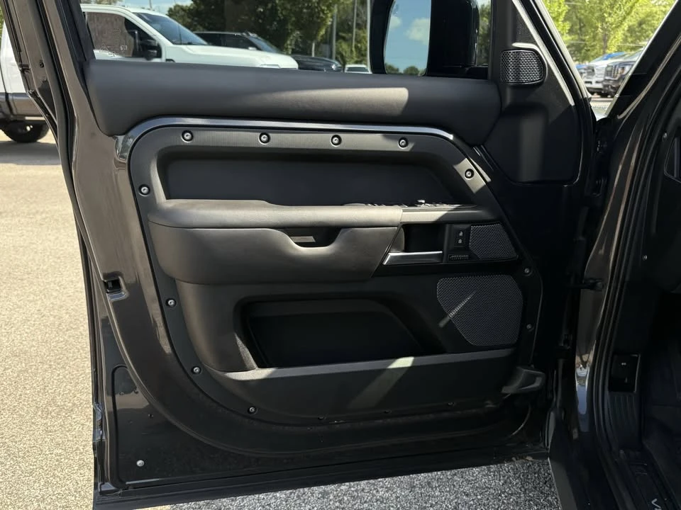 2023 Land Rover Defender V8 - Image 4 of 19