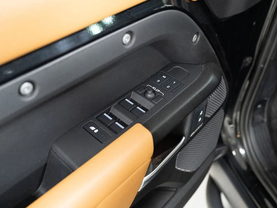 2023 Land Rover Defender V8 - Image 16 of 20
