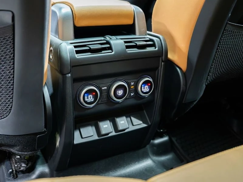 2023 Land Rover Defender V8 - Image 18 of 20