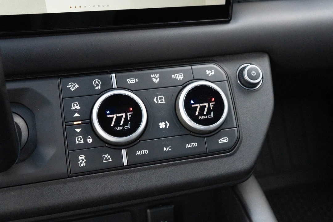 2023 Land Rover Defender V8 - Image 19 of 31