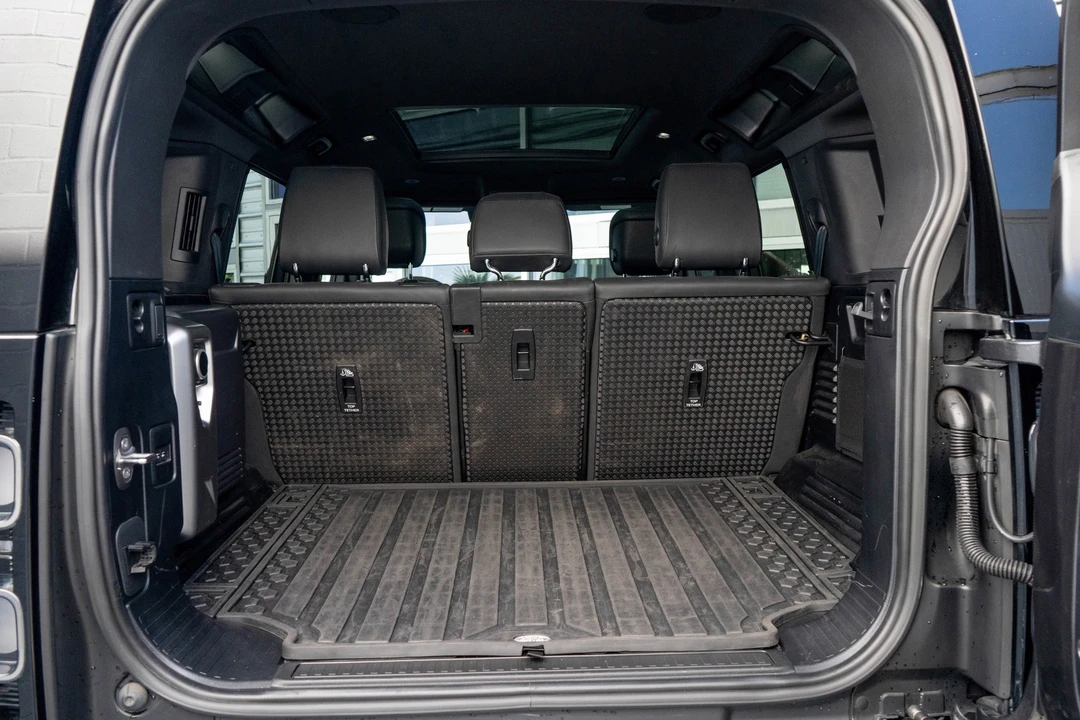 2023 Land Rover Defender V8 - Image 25 of 31