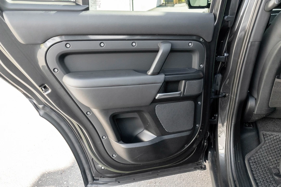 2023 Land Rover Defender V8 - Image 23 of 31