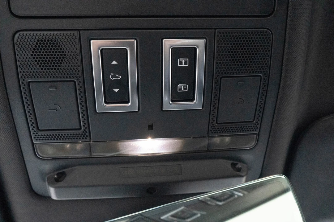 2023 Land Rover Defender V8 - Image 21 of 31