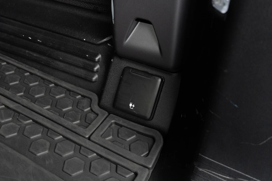 2023 Land Rover Defender V8 - Image 29 of 31