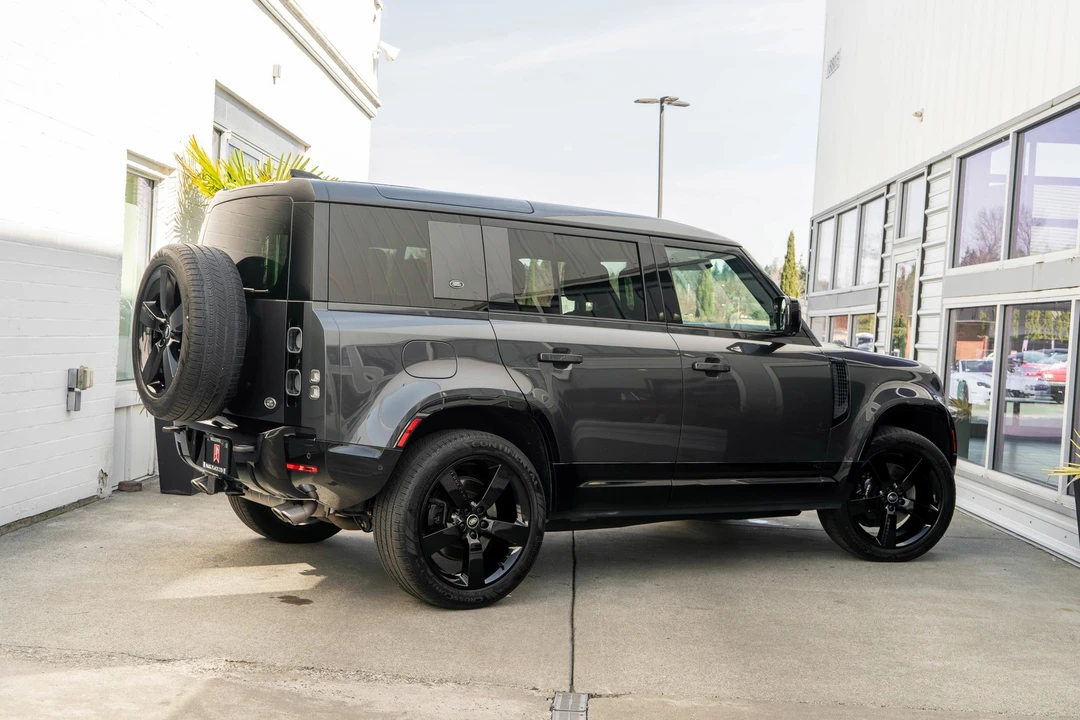 2023 Land Rover Defender V8 - Image 5 of 31