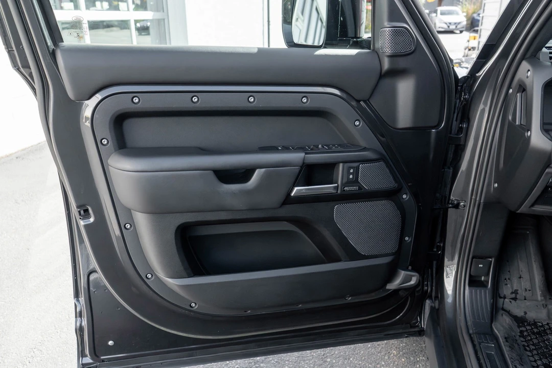 2023 Land Rover Defender V8 - Image 9 of 31