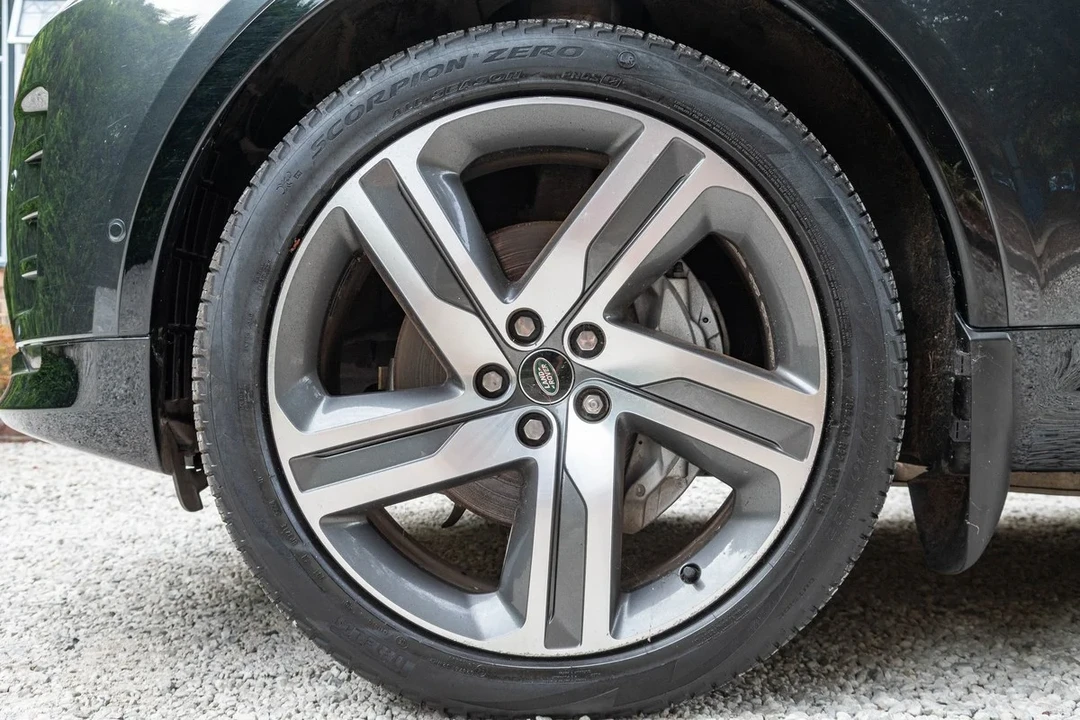 2017 Land Rover Discovery 5th Gen - Image 11 of 30