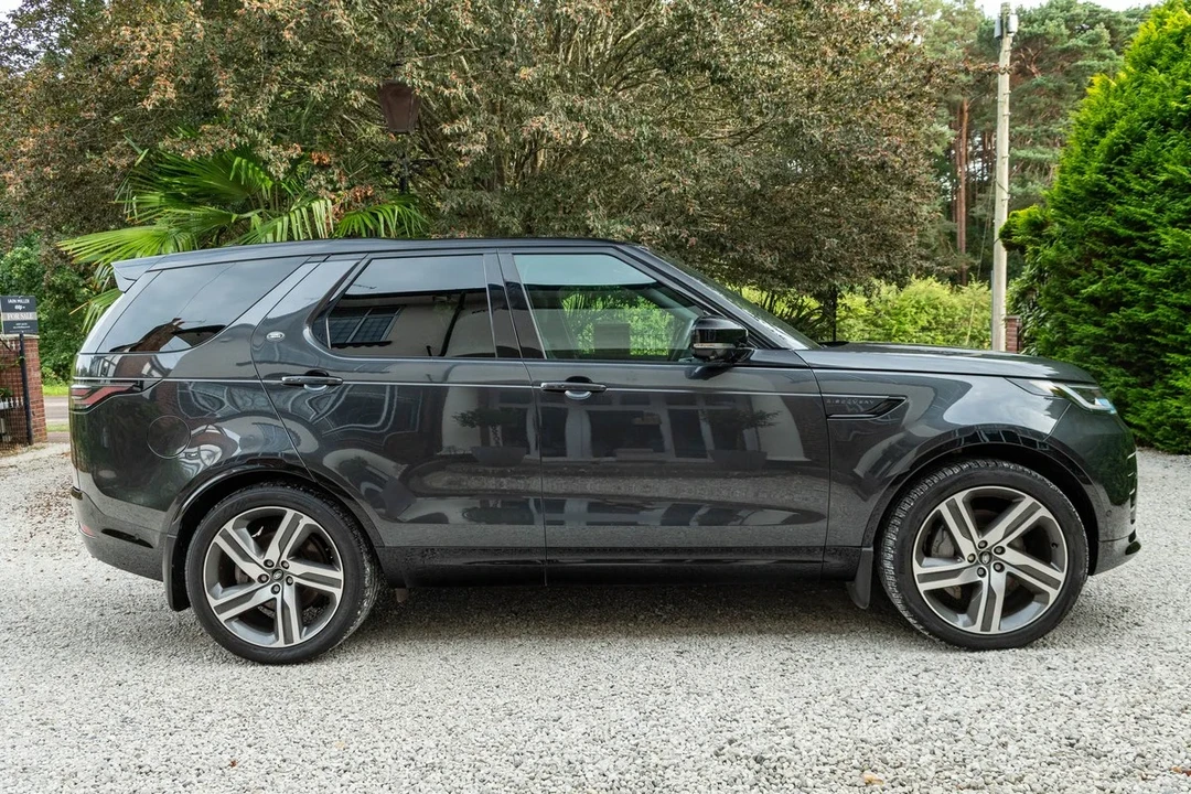 2017 Land Rover Discovery 5th Gen - Image 7 of 30