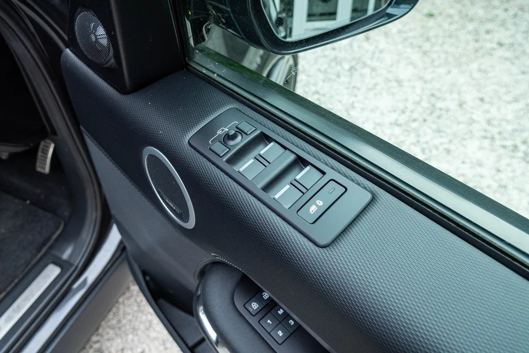 2017 Land Rover Discovery 5th Gen - Image 17 of 30