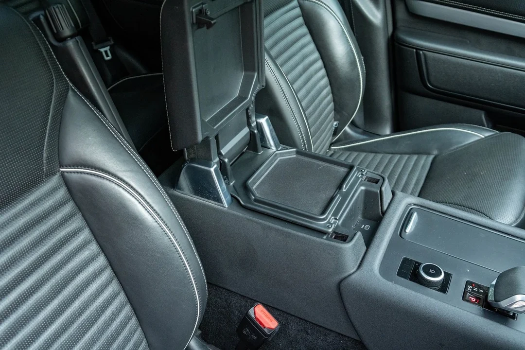 2017 Land Rover Discovery 5th Gen - Image 28 of 30
