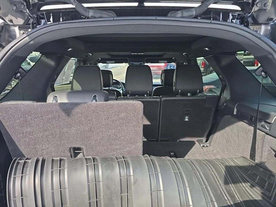 2023 Land Rover Discovery 5th Gen - Image 8 of 10