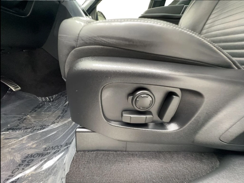 2023 Land Rover Discovery 5th Gen - Image 19 of 21