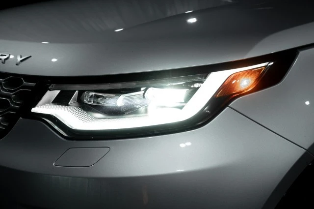 2023 Land Rover Discovery 5th Gen - Image 8 of 12