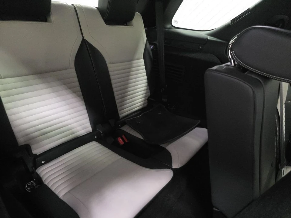 2023 Land Rover Discovery 5th Gen - Image 6 of 10
