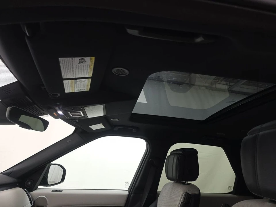 2023 Land Rover Discovery 5th Gen - Image 9 of 10